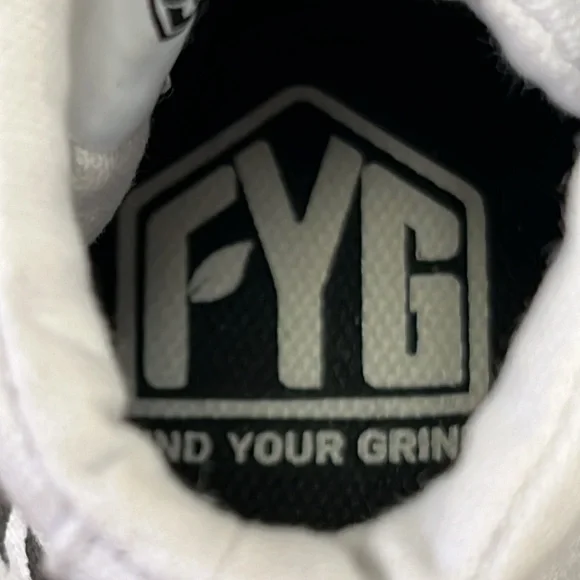 SOLD Straye Find Your Grind “The Future Belongs To The Misfits” Sneakers - Picture 5 of 10